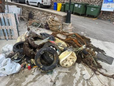 Més de mitja tona de residus retirats del fons marí de Cala Figuera en el marc de les Festes de la Mare de Déu del Carme