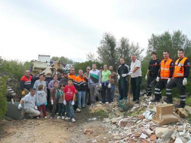 Una trentena de voluntaris realitzen una neteja a l’abocador il•legal del Parc Natural de Mondragó