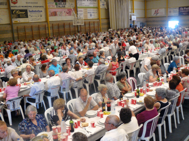 Unes 900 persones majors de 65 anys es reuniren en un dinar multitudinari organitzat per l’Ajuntament de Santanyí