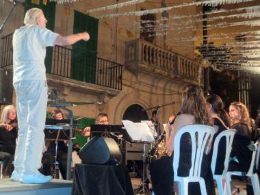 Magistral actuació de Pedro Fuentes, Álvaro Chaves, Sílvia Fluixà, Banda de Música i corals de Santanyí a la Nit de Sarsuela