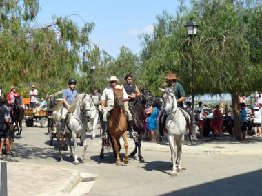 Un total de  150 persones anaren d’excursió a la platja de s’Amarador amb carro, cavalls, tractors, bicicletes i a peu