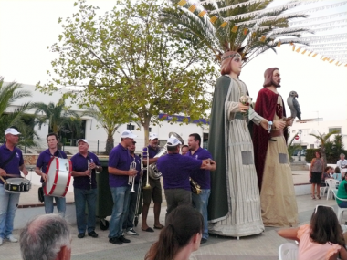 Cala d’Or encetà les festes amb els Gegants de Santanyí i una pamboliada multitudinària
