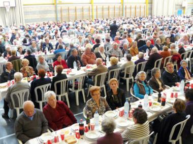 Quasi 900 persones majors de 65 anys del municipi es reuniren en un dinar multitudinari organitzat per l’Ajuntament de Santanyí