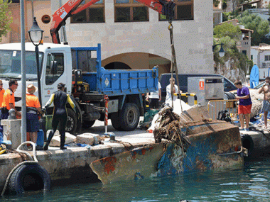 Retirats 3.000 quilos de residus dels fons marí de Cala Figuera 