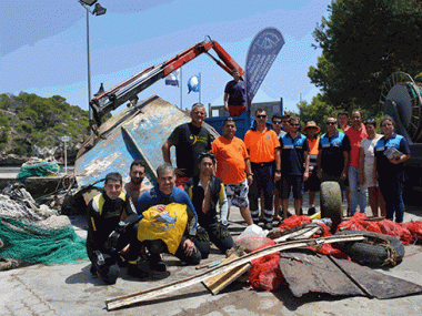 Retirats 3.000 quilos de residus dels fons marí de Cala Figuera 