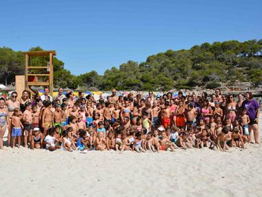 70 nins i nines de Santanyí participen en una jornada mediambiental a la platja