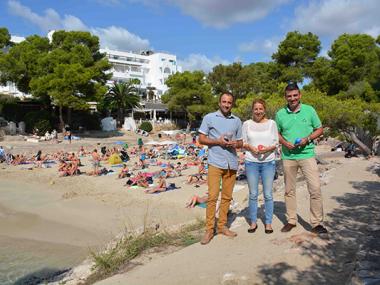 L’Ajuntament ha repartit 8.000 cendrers aquest estiu per les platges de Santanyí