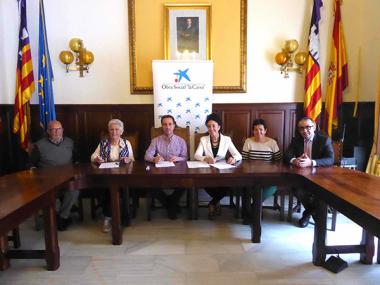 L’Obra Social ”la Caixa” i l’Ajuntament de Santanyí renoven el seu compromís amb la gent gran de Santanyí