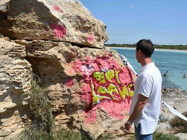 L’Ajuntament de Santanyí ha començat a esborrar les pintades de sa Punta Negra