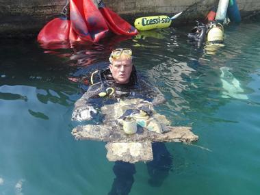 Retirats més de 1.400 quilos de residus del fons marí de Cala Figuera