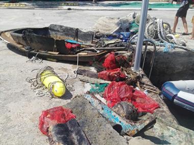 Retirats més de 1.400 quilos de residus del fons marí de Cala Figuera