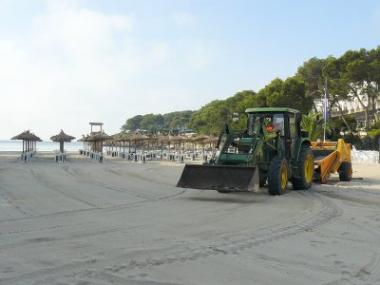 Santanyí prepara la temporada turística amb la neteja de les platges del terme