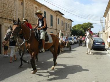 Unes 150 persones anaren d’excursió des de Santanyí a la platja de s’Amarador amb carro, cavalls i tractors