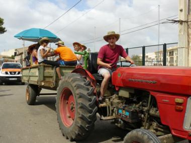 Unes 150 persones anaren d’excursió des de Santanyí a la platja de s’Amarador amb carro, cavalls i tractors