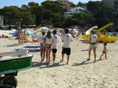 La Fundació Joves Navegants ha realitzat una campanya d’educació ambiental a les platges de Cala Santanyí, Cala Llombards i Cala d’Or