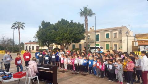 La població infantil i juvenil commemora el Dia Escolar de la No – Violència i la Pau a Santanyí