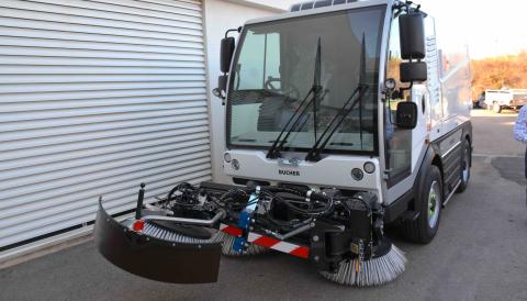 Una nova màquina d’agranar per mantenir nets els carrers del municipi