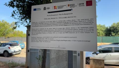 L’Ajuntament de Santanyí instal·la punts de recàrrega elèctrica i pèrgoles fotovoltaiques a Cala d’Or per potenciar l’autoconsum