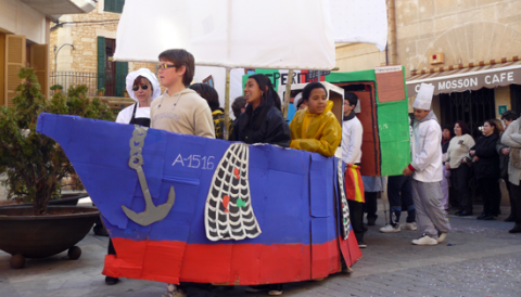 La Plaça Major de Santanyí es vesteix d’alegria i color amb motiu de la “rueta”