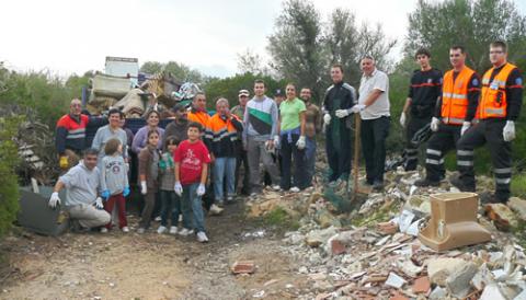 Una trentena de voluntaris realitzen una neteja a l’abocador il•legal del Parc Natural de Mondragó