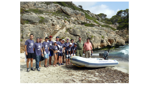 La Fundació Joves Navegants porta un grup de treball per netejar la platja de Cala Màrmols