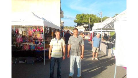 Inaugurat el mercat setmanal nocturn de Cala Figuera, amb una gran acceptació de residents i turistes