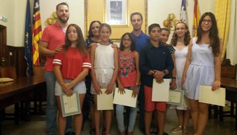 L’Ajuntament de Santanyí premia als millors estudiants del municipi del curs 2016-17
