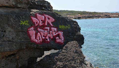L’Ajuntament de Santanyí ha començat a esborrar les pintades de sa Punta Negra