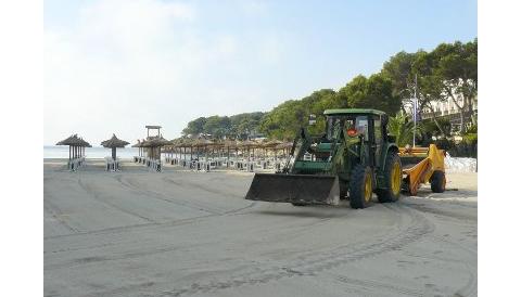 Santanyí prepara la temporada turística amb la neteja de les platges del terme